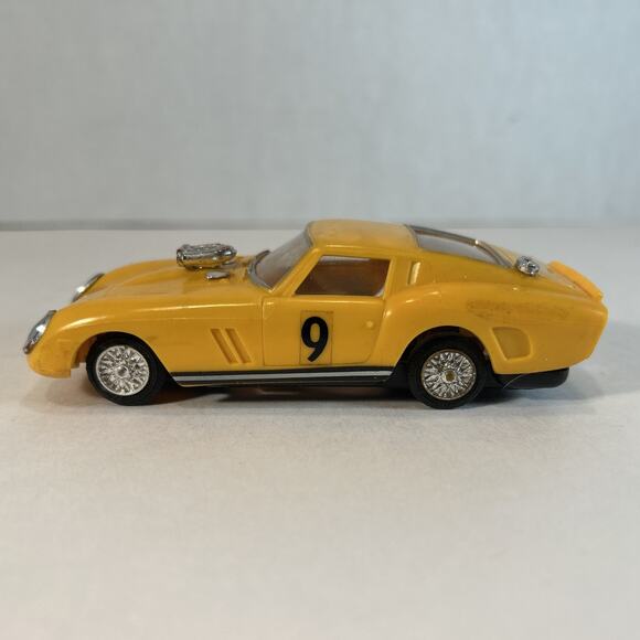 1960s Ideal Motorific Ferrari #9 Battery Operated Car w/ Original Display Case - Picture 12 of 16